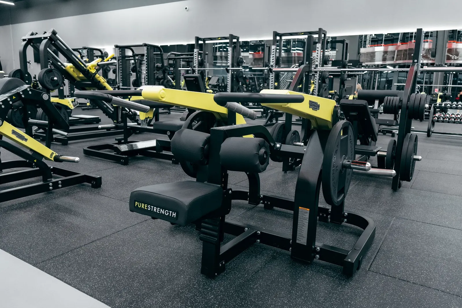 Тренажерный зал, оснащенный смарт-тренажерами Technogym - K1 Fitness, Алматы